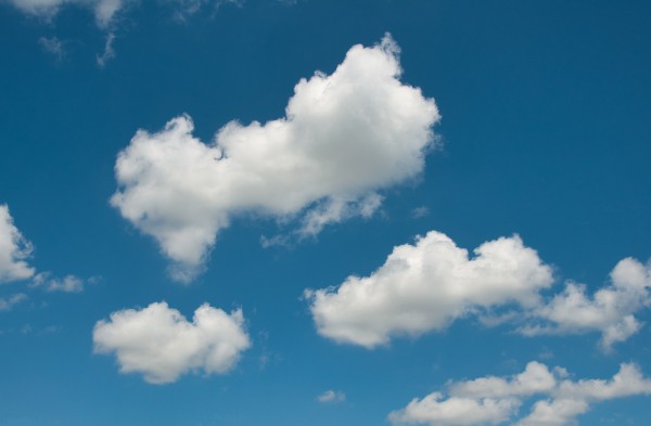 NIEBO | Zdjęcie przedstawia błękitne niebo z białymi chmurami