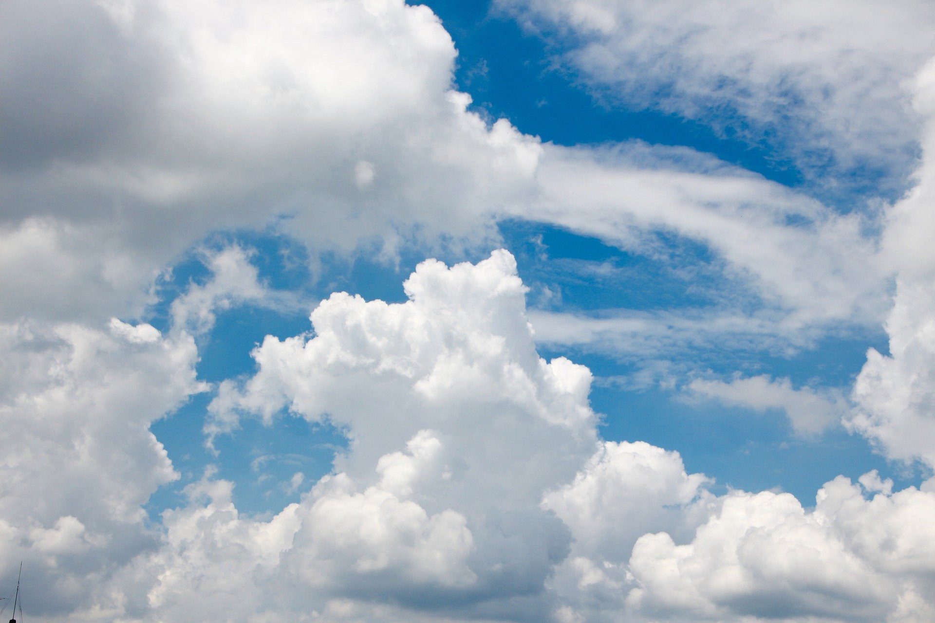 Niebo | Zdjęcie przedstawia niebieskie niebo z białymi chmurami