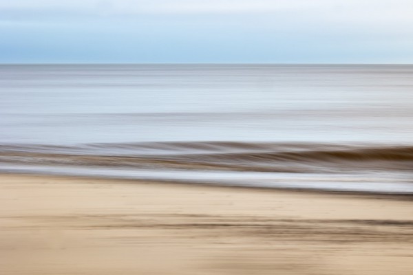 Morze | Zdjęcie przedstawia piaszczysty brzeg morza z widokiem na horyzont