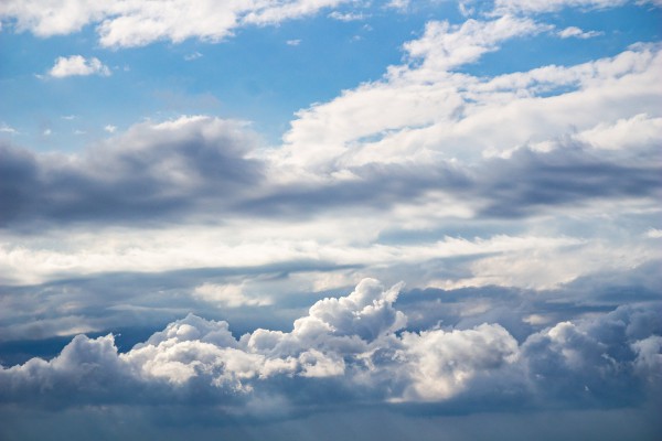 Niebo | Zdjęcie przedstawia błękitne niebo z białymi chmurami